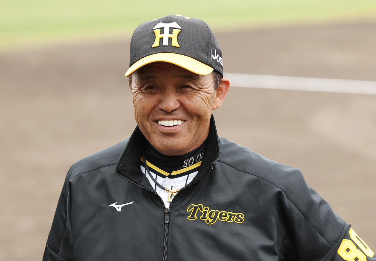 笑顔を見せながら春季キャンプを総括する阪神岡田監督（撮影・前田充）
