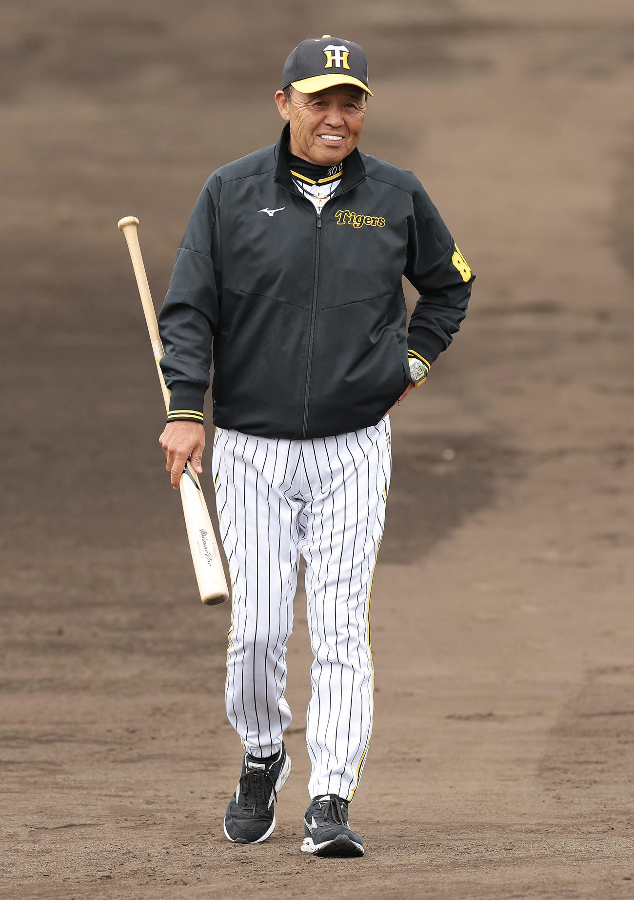 キャンプ最終日、練習を見守る阪神岡田監督（撮影・前田充）