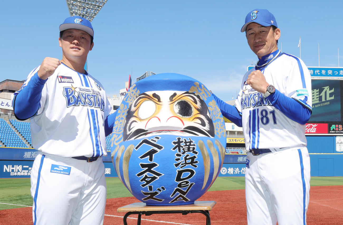 必勝祈願で、必勝だるまの前でガッツポーズのDeNA牧（左）と三浦監督（撮影・野上伸悟）
