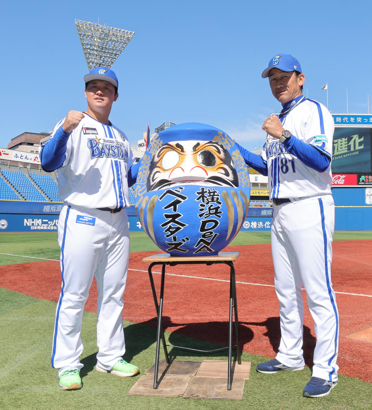 必勝祈願で、必勝だるまの前でガッツポーズのDeNA牧（左）と三浦監督（撮影・野上伸悟）