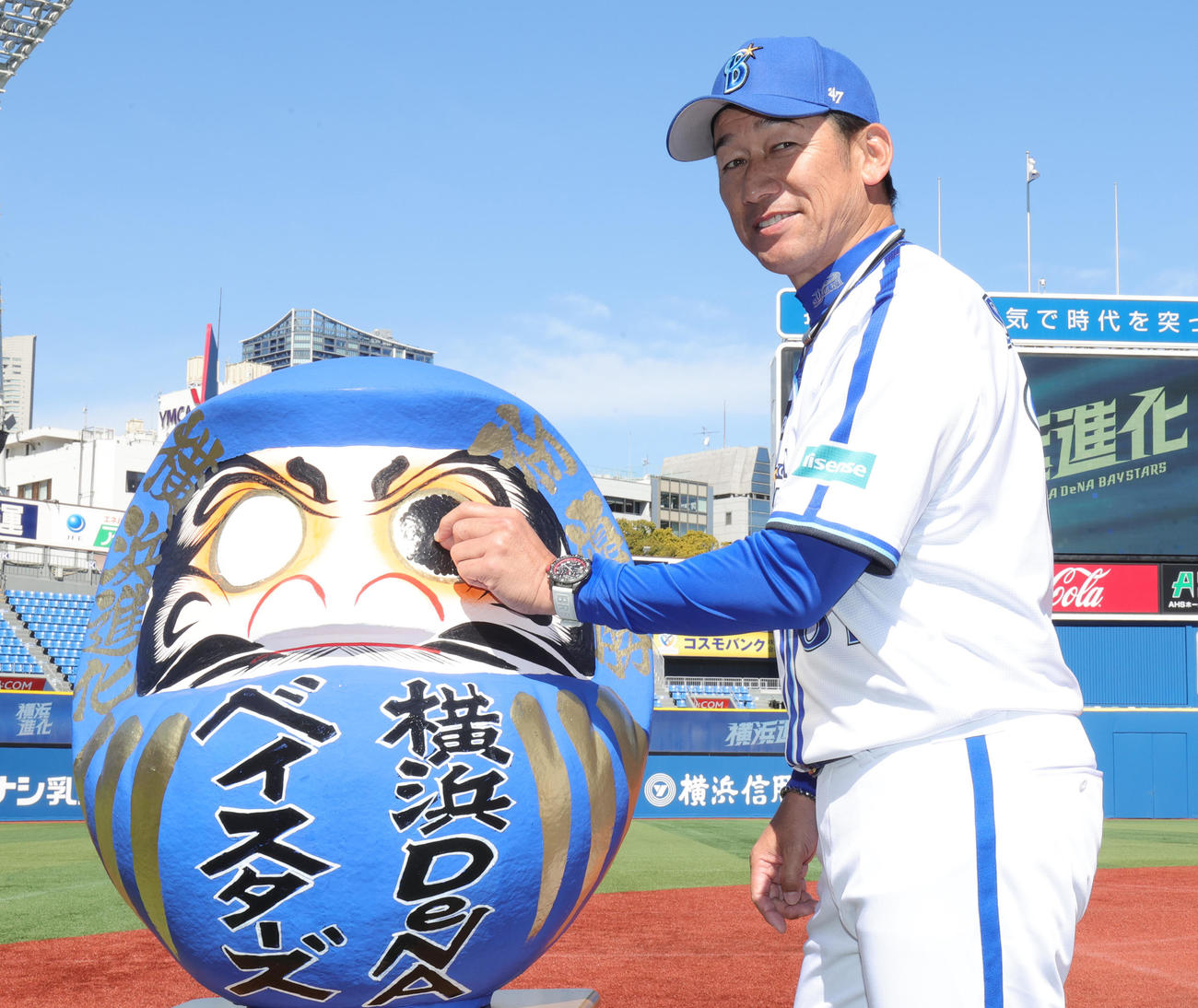 必勝祈願で、必勝だるまに目を入れるDeNA三浦監督（撮影・野上伸悟）