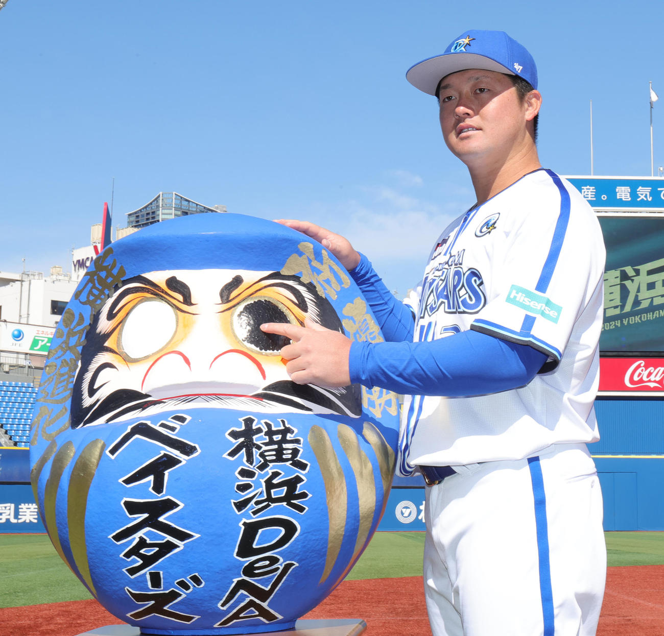 必勝祈願で、必勝だるまに目を入れるDeNA牧（撮影・野上伸悟）