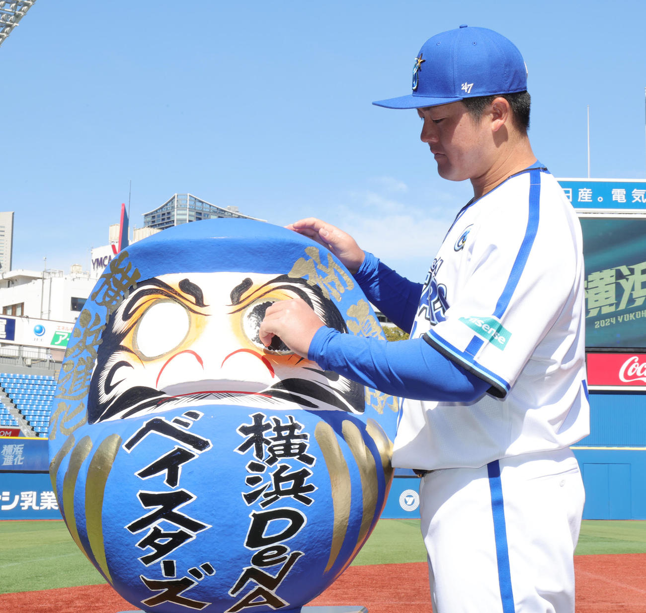 必勝祈願で、必勝だるまに目を入れるDeNA牧（撮影・野上伸悟）
