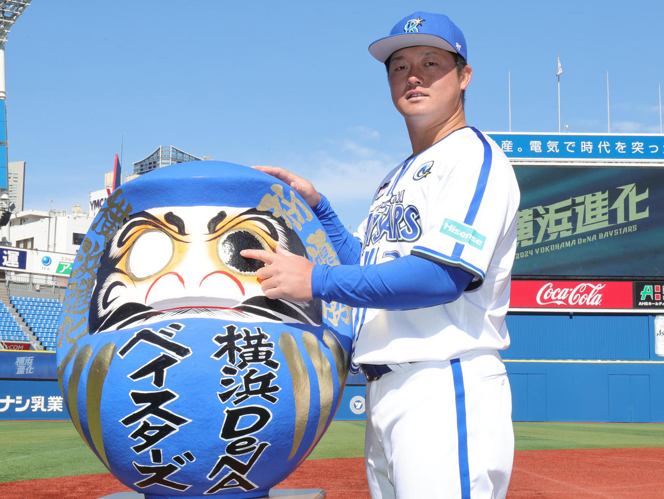 必勝祈願で、必勝だるまに目を入れるDeNA牧（撮影・野上伸悟）