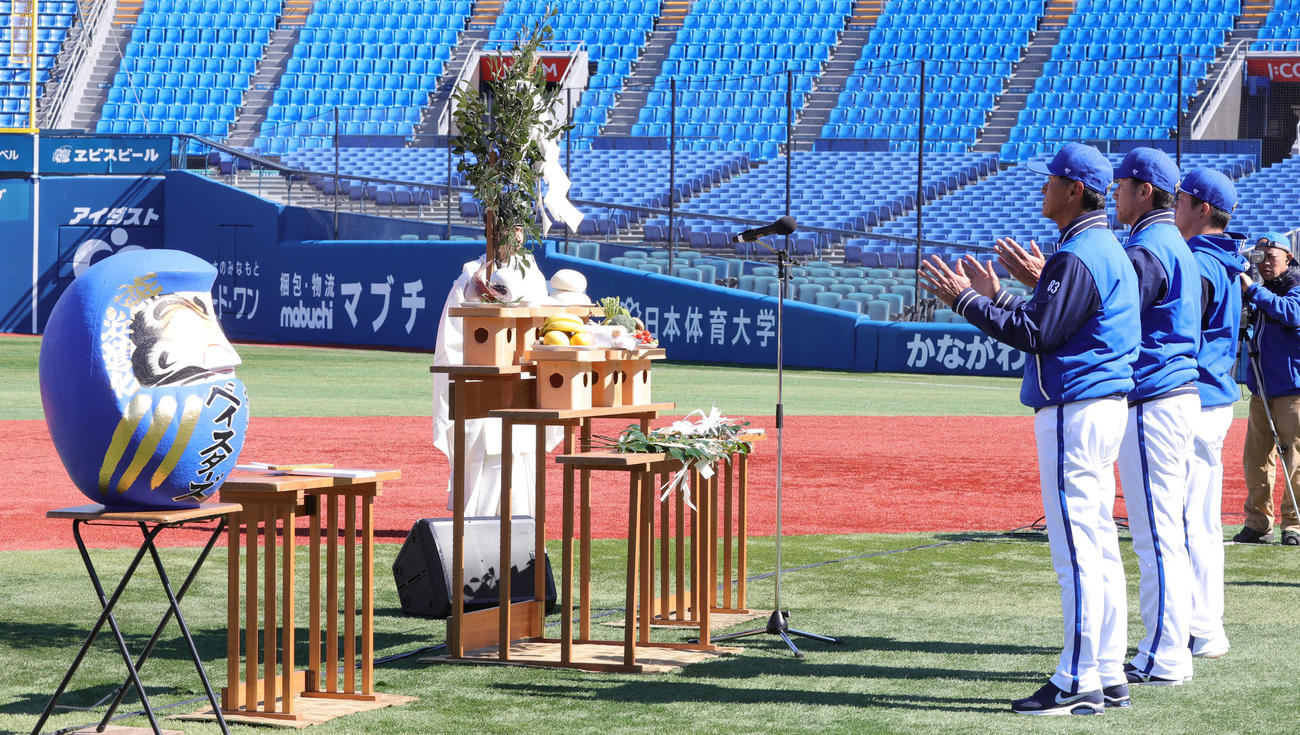 必勝祈願を行う、手前からeNA青山2軍監督、三浦監督、牧（撮影・野上伸悟）