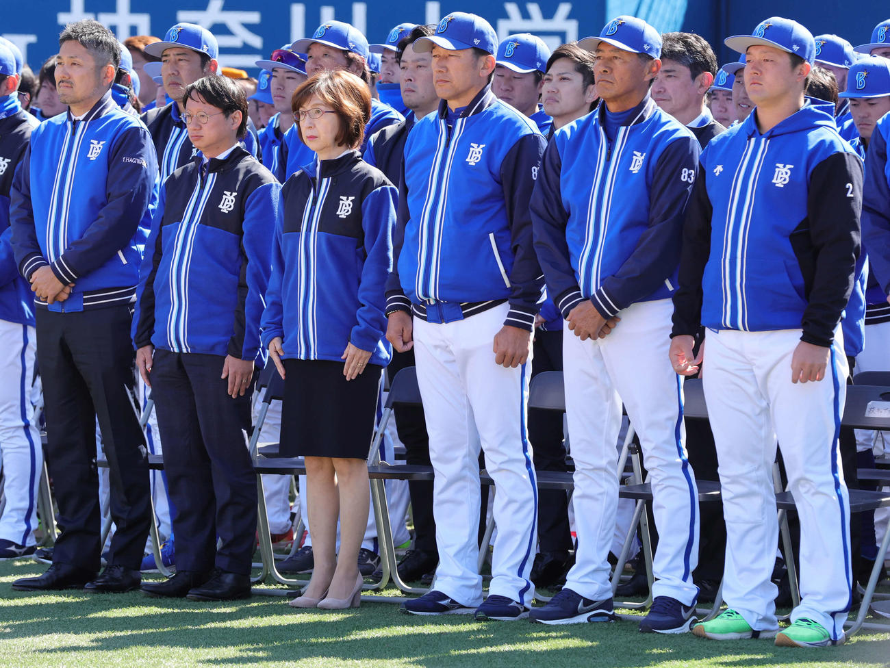 必勝祈願を行う、左からDeNA萩原チーム統括本部長、木村社長、南場オーナー、三浦監督、青山2軍監督、牧ら（撮影・野上伸悟）