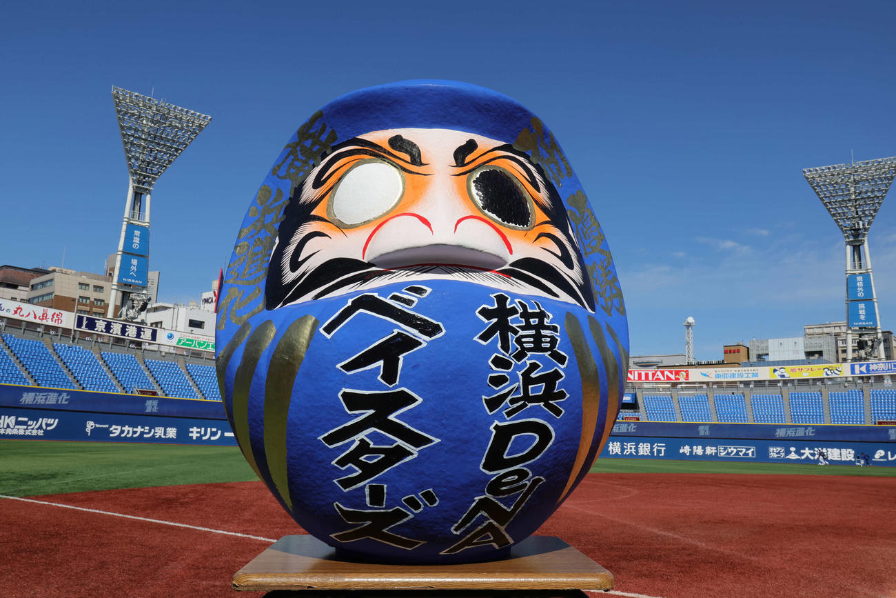 必勝祈願に登場したDeNAの必勝だるま（撮影・野上伸悟）