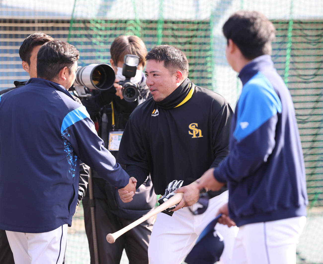 試合前、西武関係者にあいさつする山川（撮影・梅根麻紀）