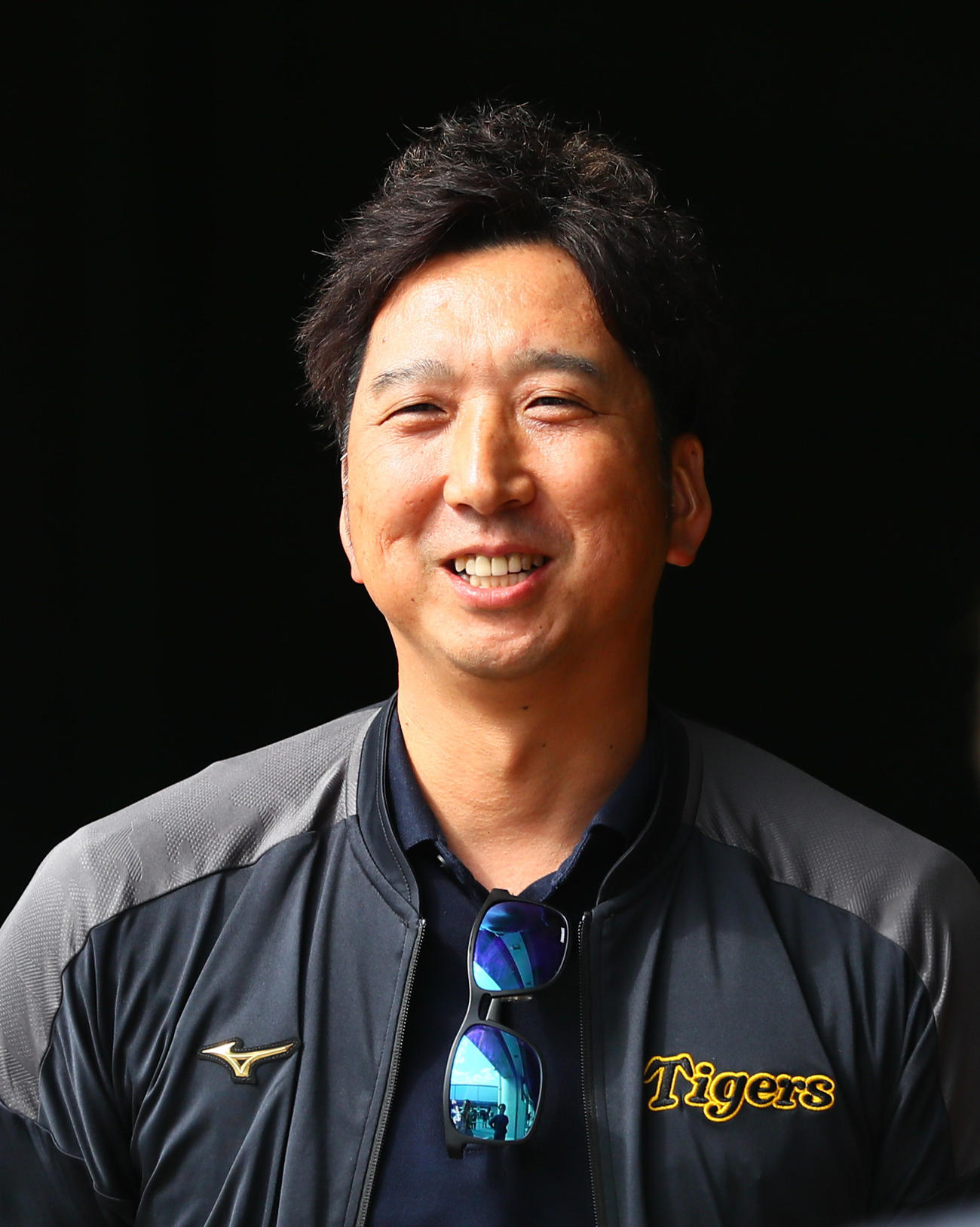 宜野座で笑顔を見せる藤川球児球団本部付SA（2024年2月6日撮影）