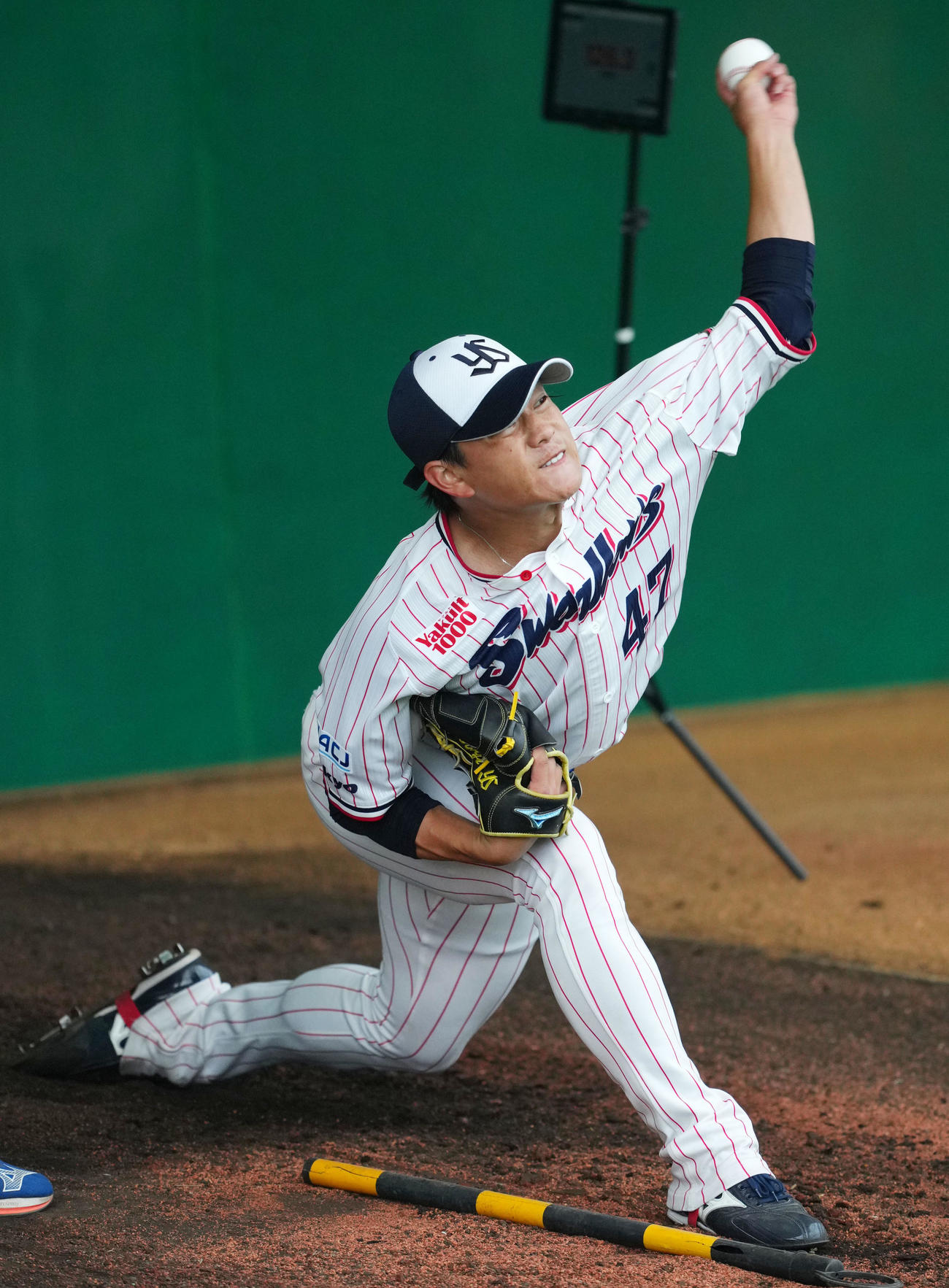 キャンプ最終日、ブルペンで投球練習するヤクルト高橋（撮影・横山健太）
