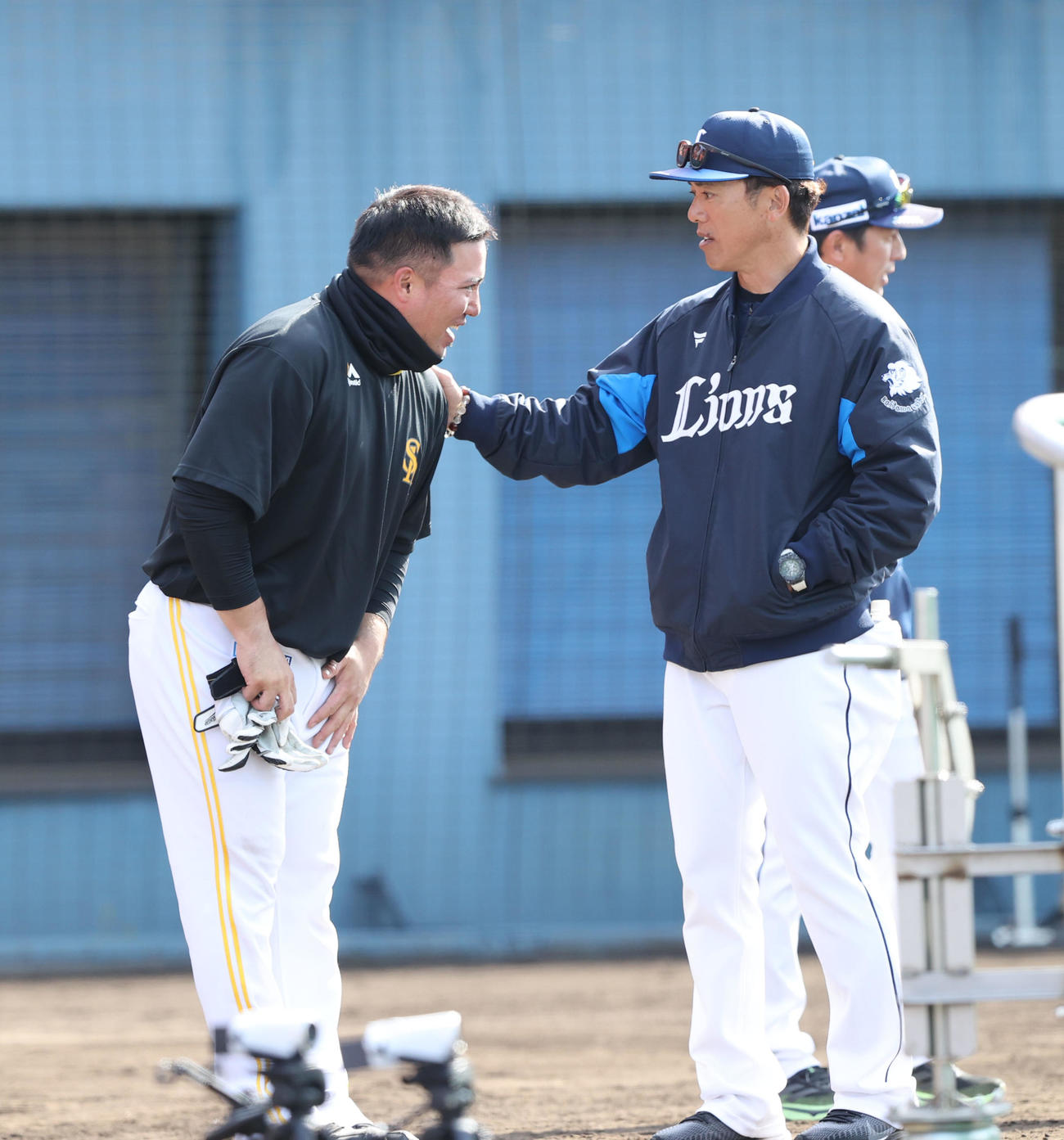 試合前、松井監督と笑顔で話をする山川（撮影・梅根麻紀）