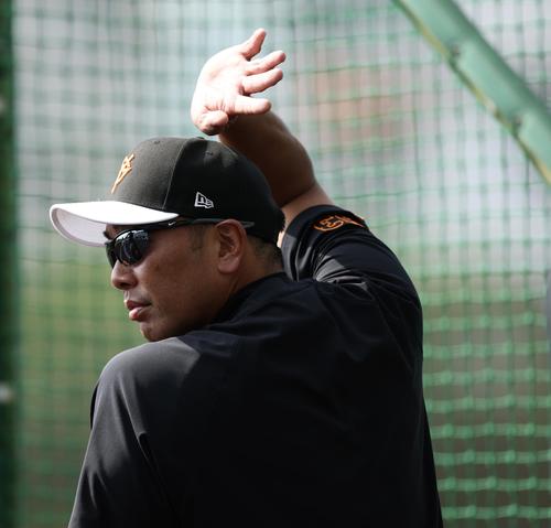 見学する子どもたちに手を振り応える巨人阿部監督（撮影・河田真司）