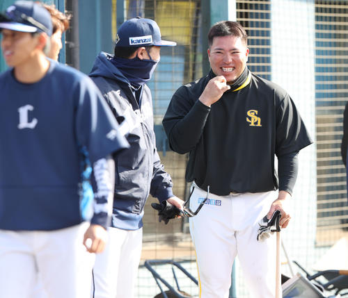 試合前、西武関係者にあいさつする山川（撮影・梅根麻紀）