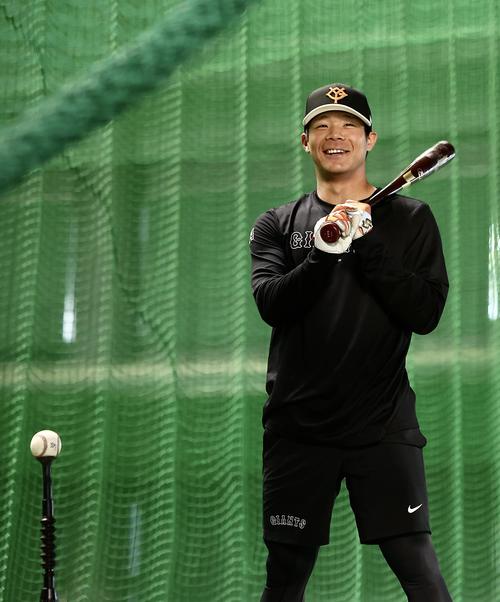 笑顔で早出練習に臨む巨人佐々木（撮影・河田真司）