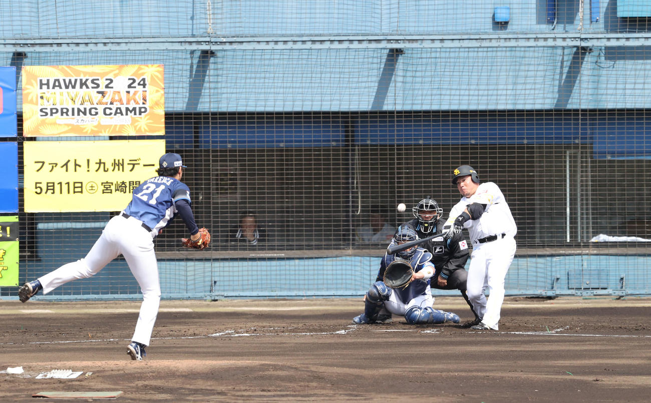 ソフトバンク対西武　1回裏ソフトバンク2死一塁、山川は左越えに2点本塁打を放つ撮影・梅根麻紀）