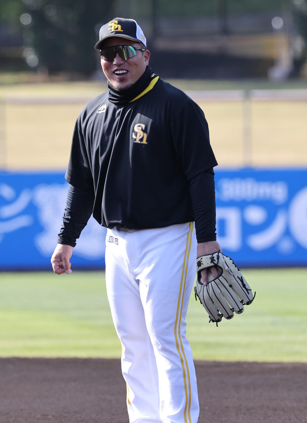 練習中、西武ナインに声をかけられ喜ぶ山川（撮影・梅根麻紀）