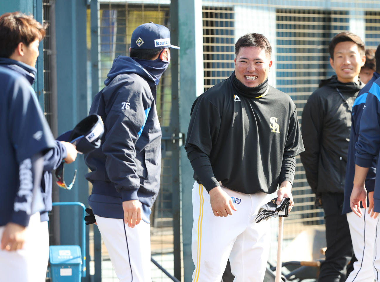 試合前、阿部コーチにあいさつする山川（撮影・梅根麻紀）