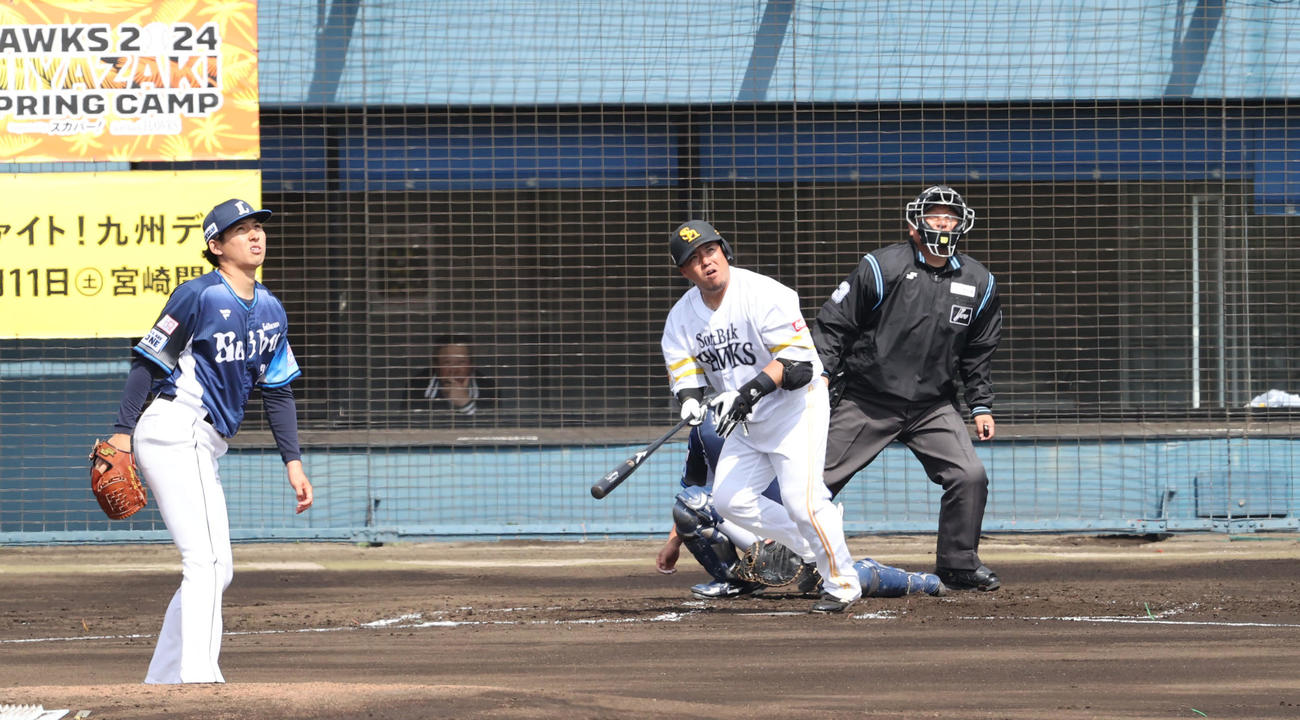 ソフトバンク対西武　1回裏ソフトバンク2死一塁、山川は左越えに2点本塁打を放つ撮影・梅根麻紀）
