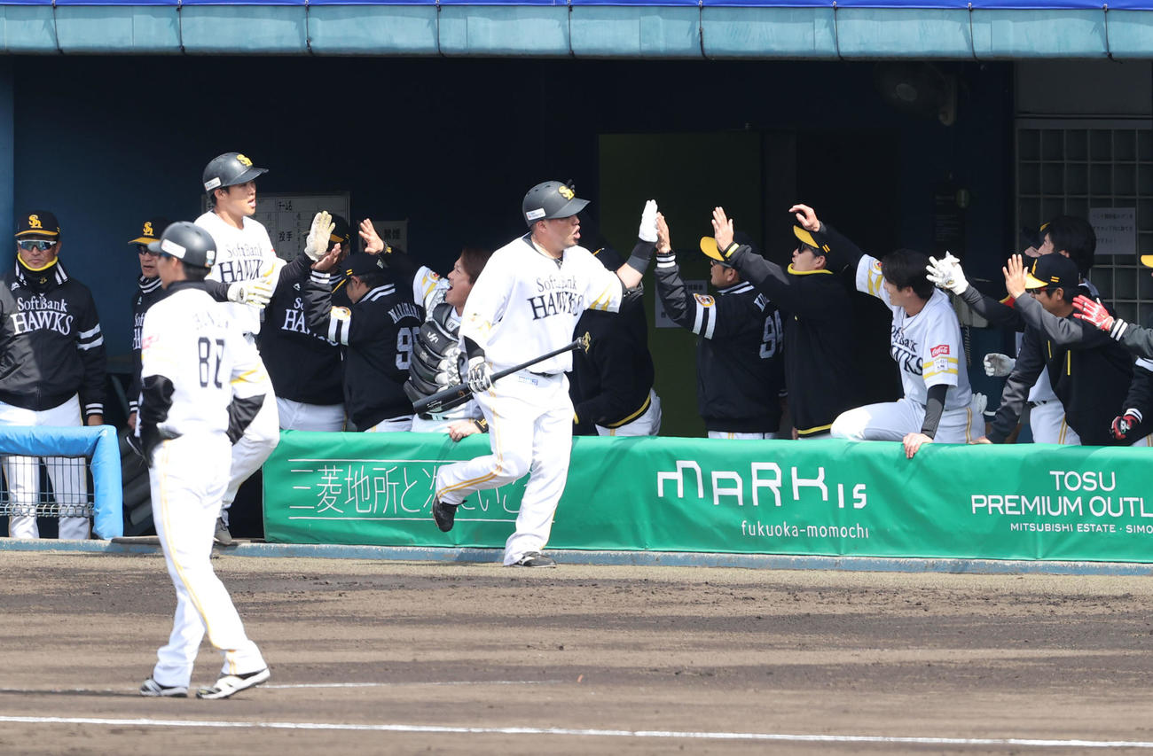 ソフトバンク対西武　1回裏ソフトバンク2死一塁、山川は左越えに2点本塁打を放つ撮影・梅根麻紀）