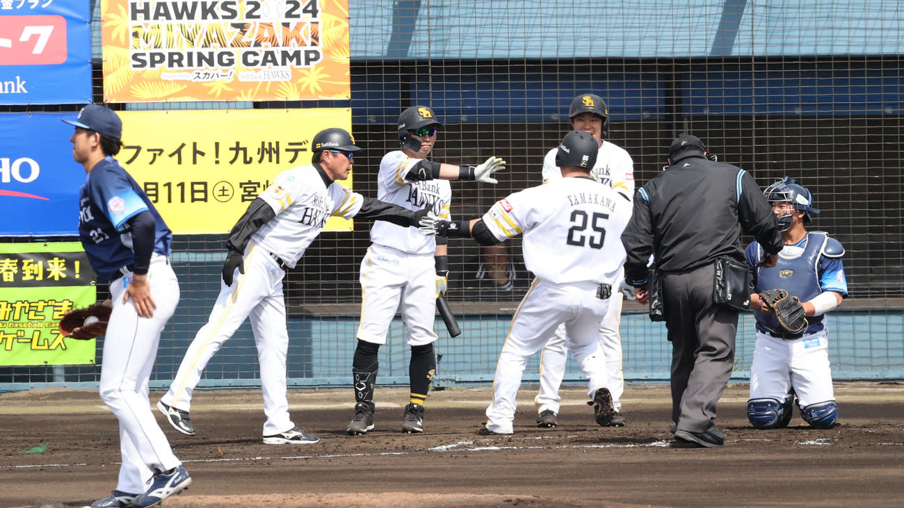 ソフトバンク対西武　1回裏ソフトバンク2死一塁、山川は左越えに2点本塁打を放つ撮影・梅根麻紀）