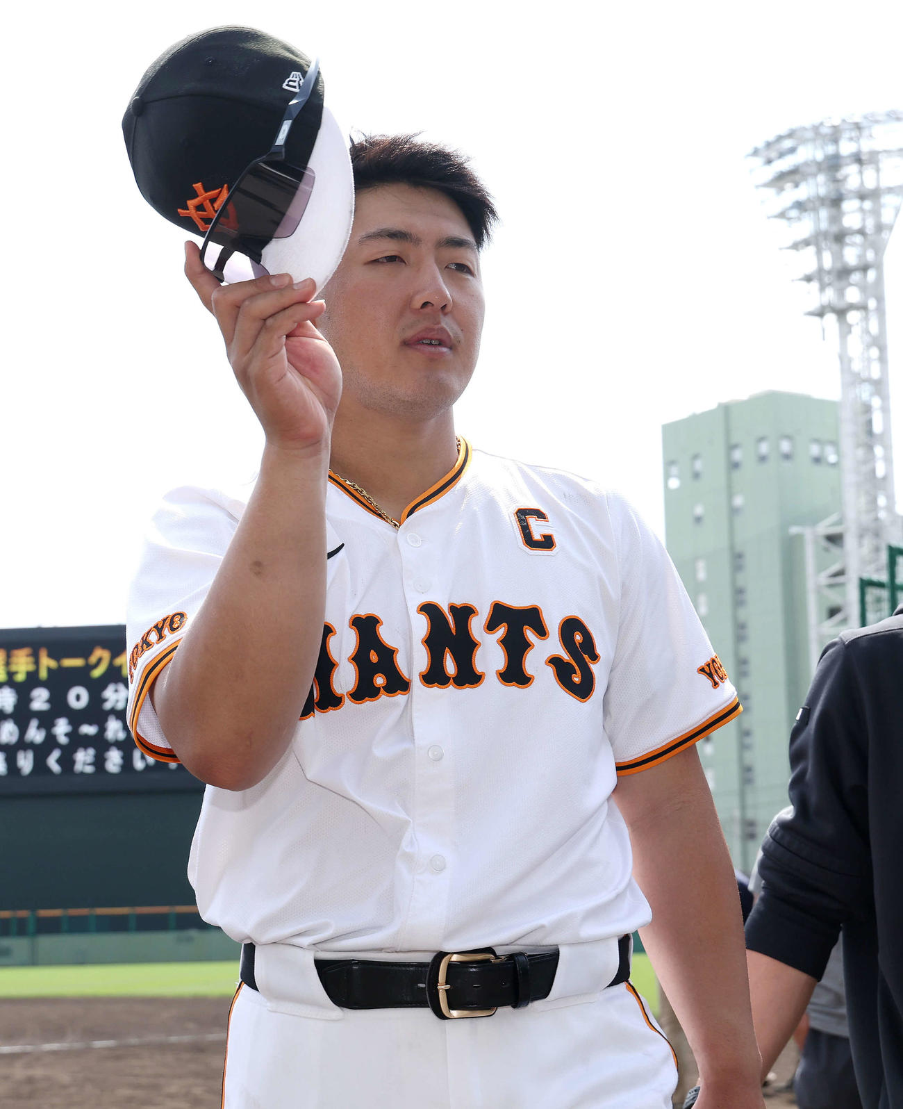 手締めを終え、観客の声援に応えながら引き揚げる巨人岡本和（撮影・河田真司）