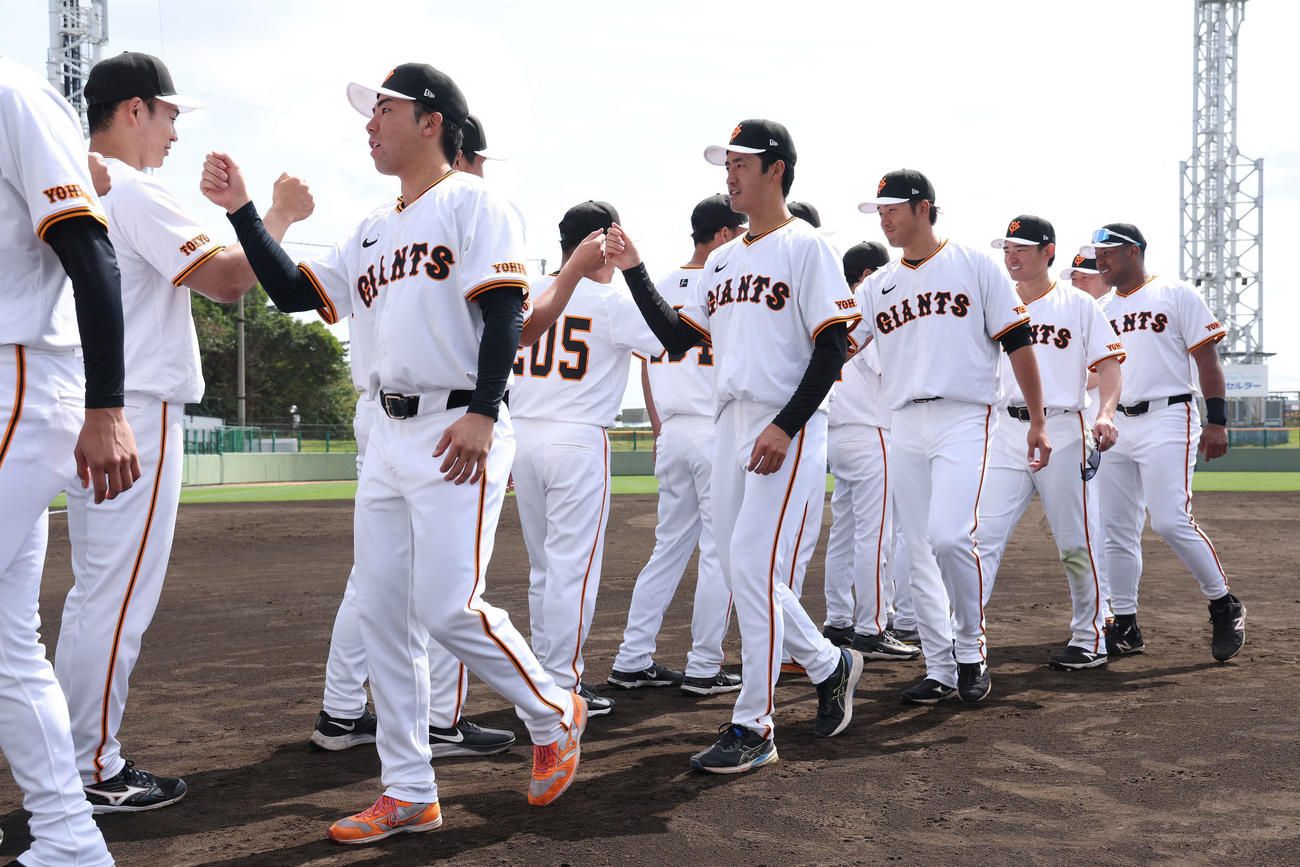 手締めを終え、チームメートとグータッチを交わしていく巨人西舘（中央）（撮影・河田真司）