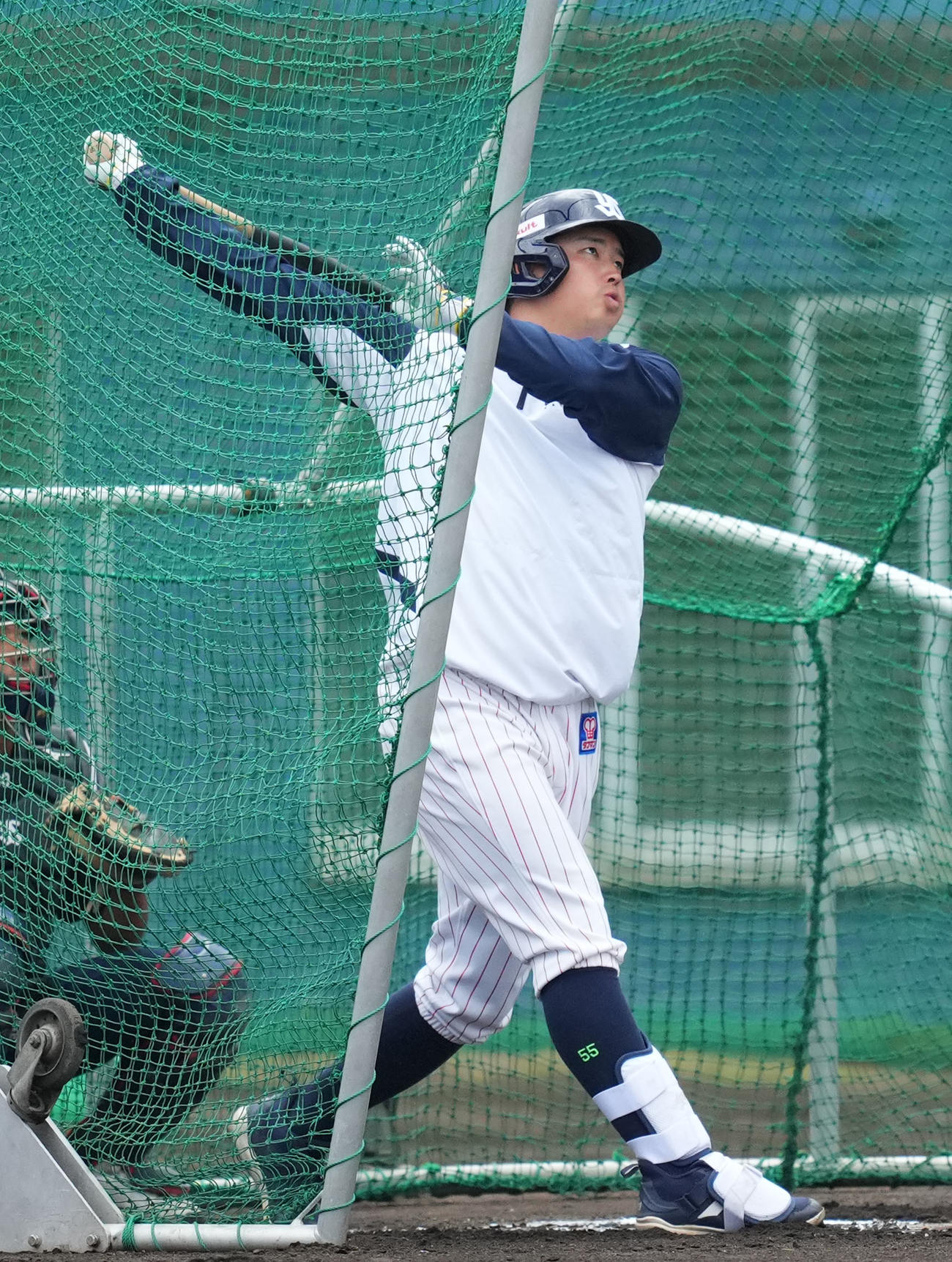 キャンプ最終日、打撃練習で快音を響かせるヤクルト村上（撮影・横山健太）