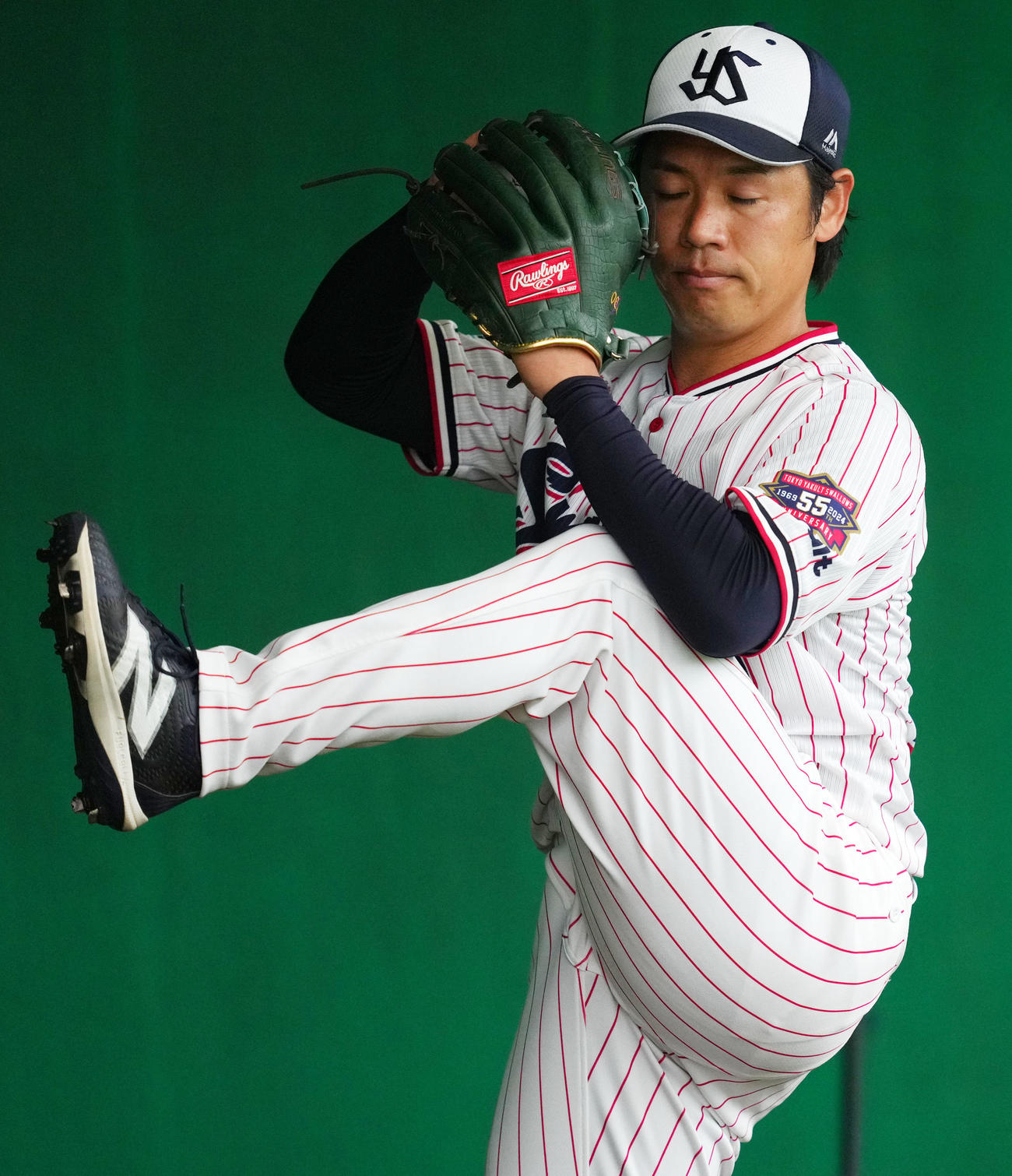 キャンプ最終日、ブルペンで投球練習するヤクルト小川（撮影・横山健太）
