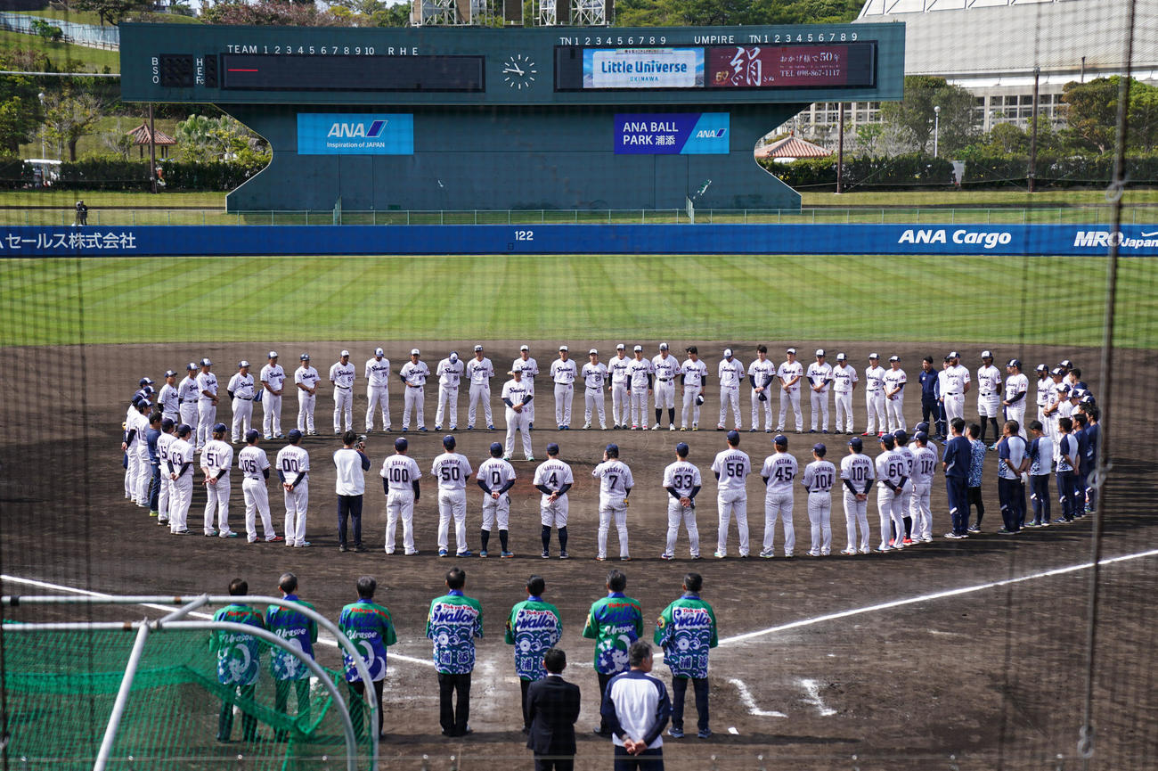キャンプを打ち上げ手締めをするヤクルトナイン（撮影・横山健太）