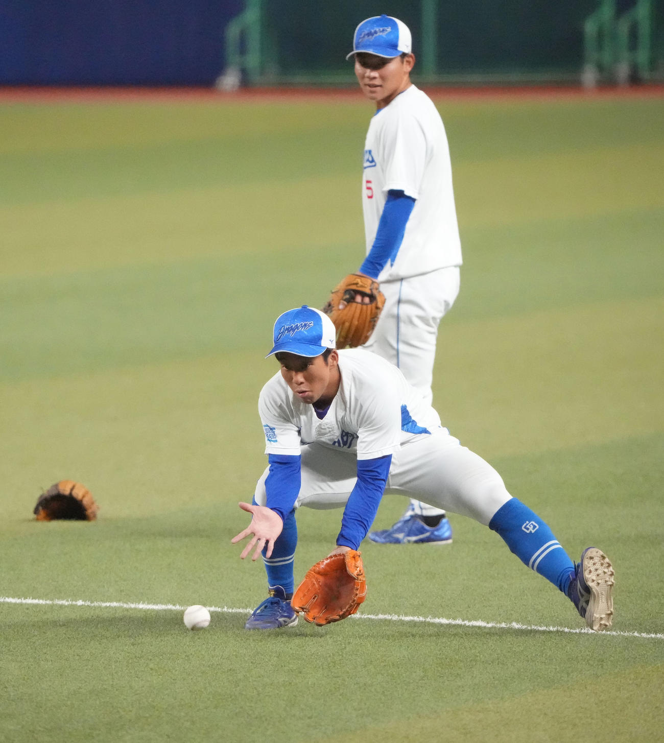 ノックを受ける田中（手前）奥は村松（撮影・森本幸一）