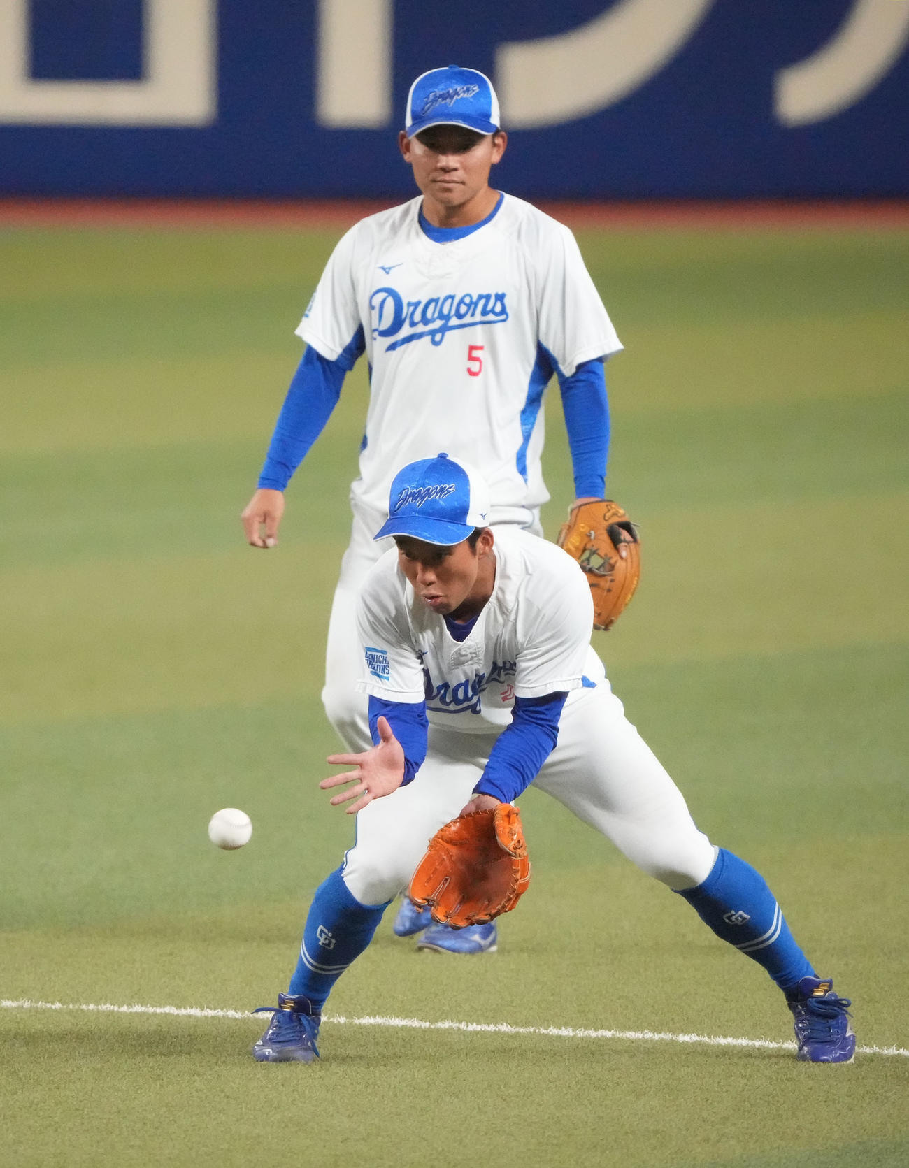 ノックを受ける田中（手前）奥は村松（撮影・森本幸一）