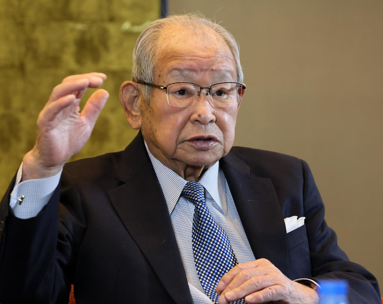 沖縄でのキャンプを終えた阪神をチェックした吉田義男氏