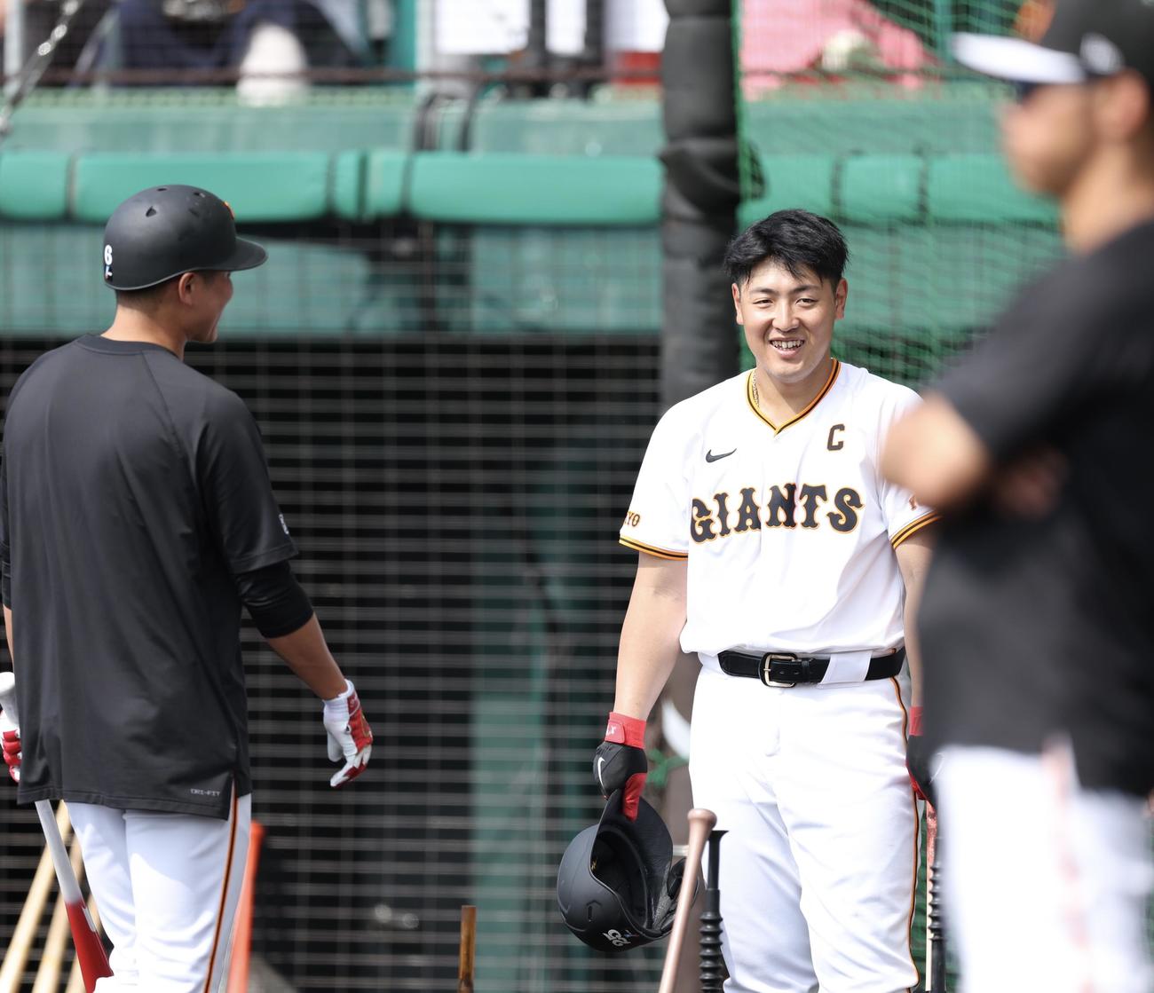 言葉を交わす巨人坂本（左）と岡本和（撮影・河田真司）