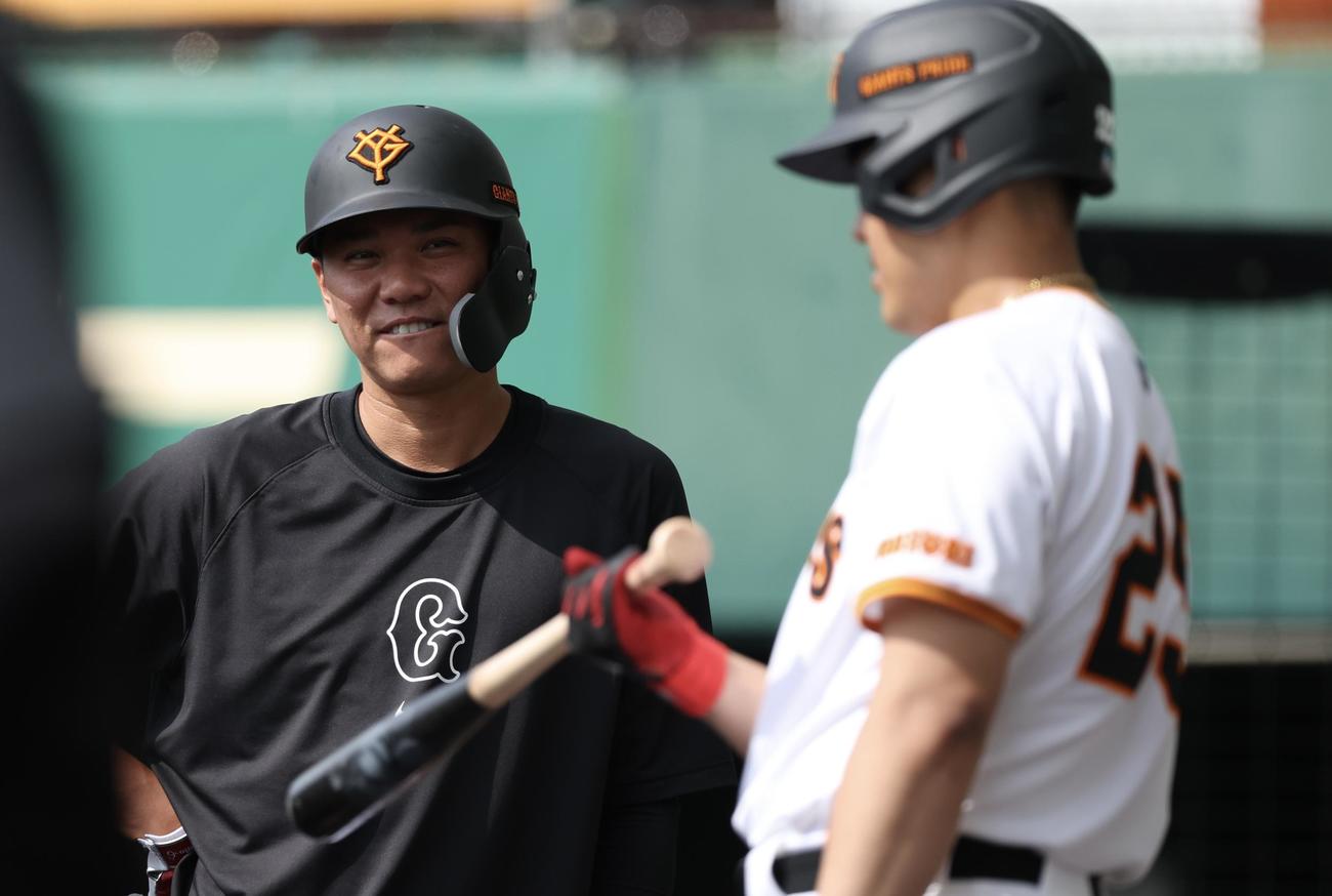 言葉を交わす巨人坂本（左）と岡本和（撮影・河田真司）