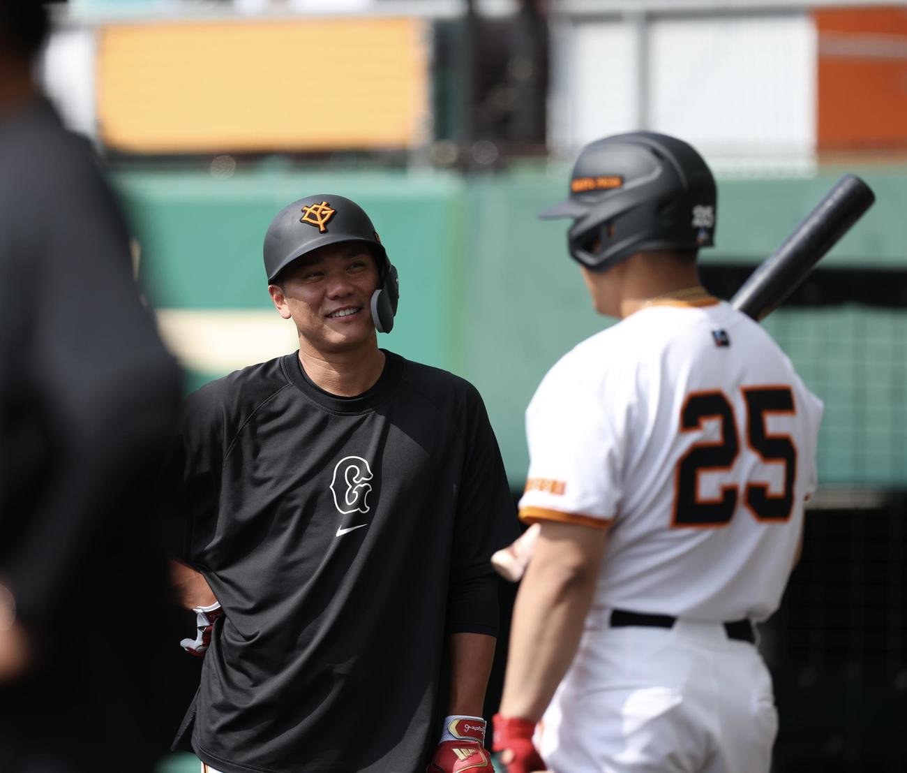 言葉を交わす巨人坂本（左）と岡本和（撮影・河田真司）