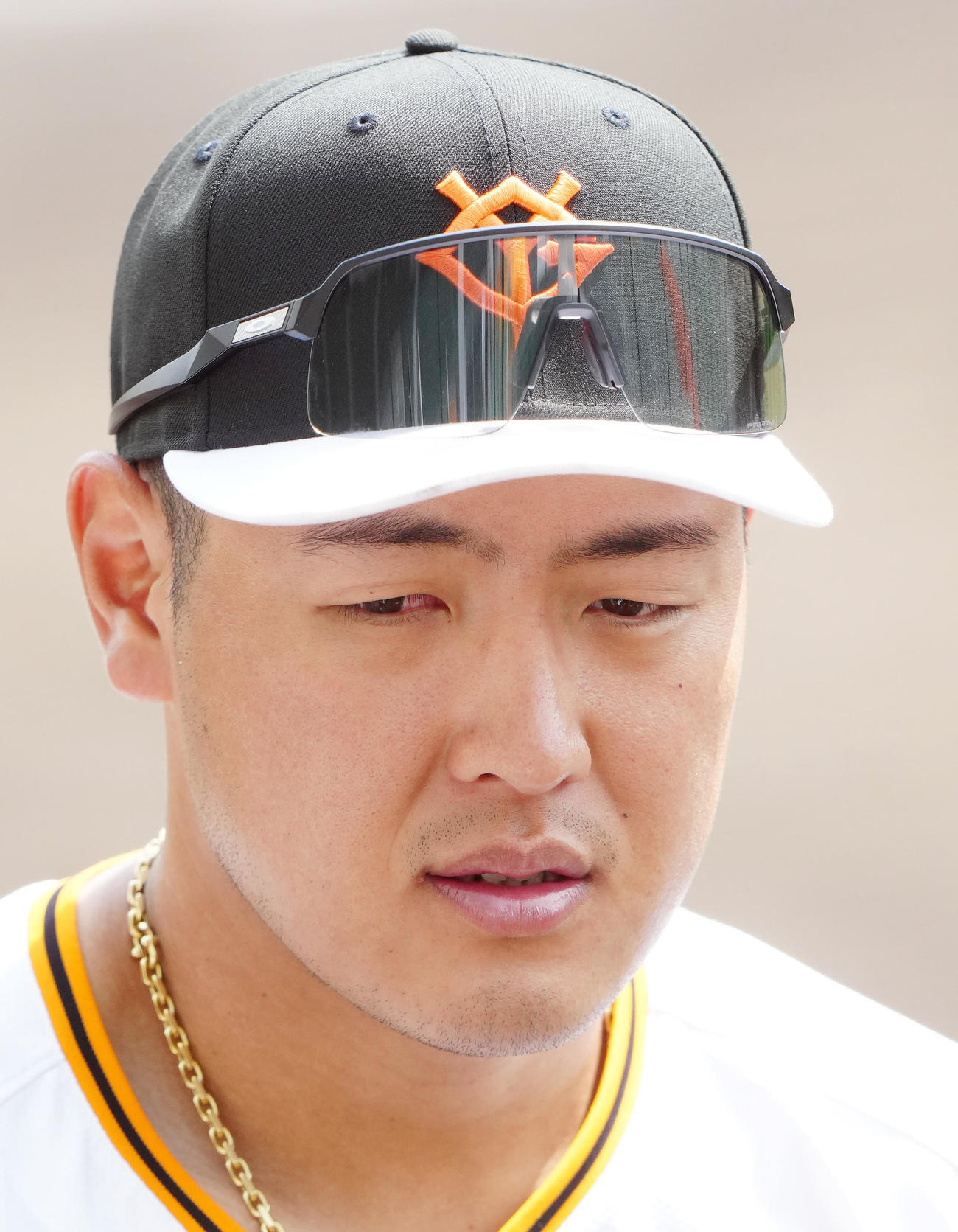 キャンプ打ち上げ後、取材に応じる巨人岡本和（撮影・江口和貴）