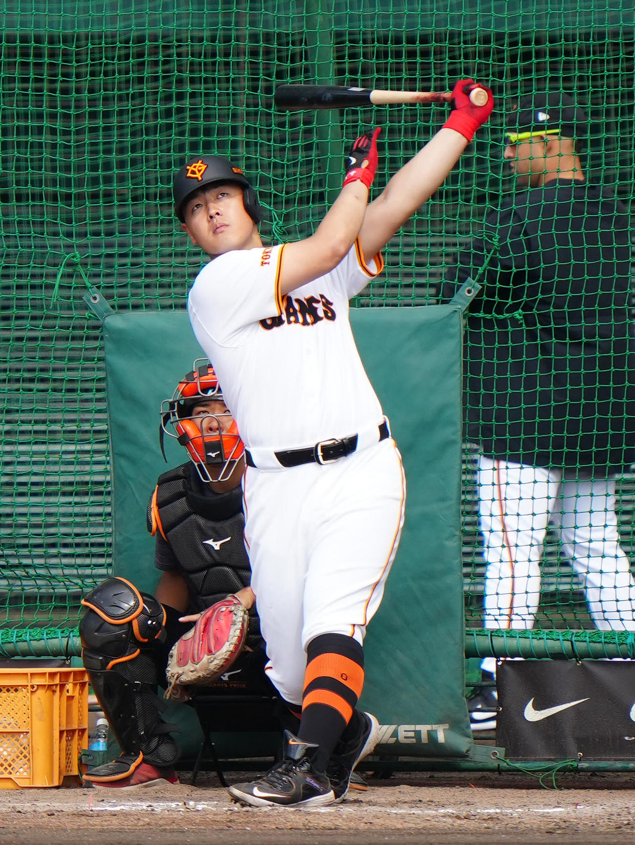 打撃練習を行う巨人岡本和（撮影・江口和貴）