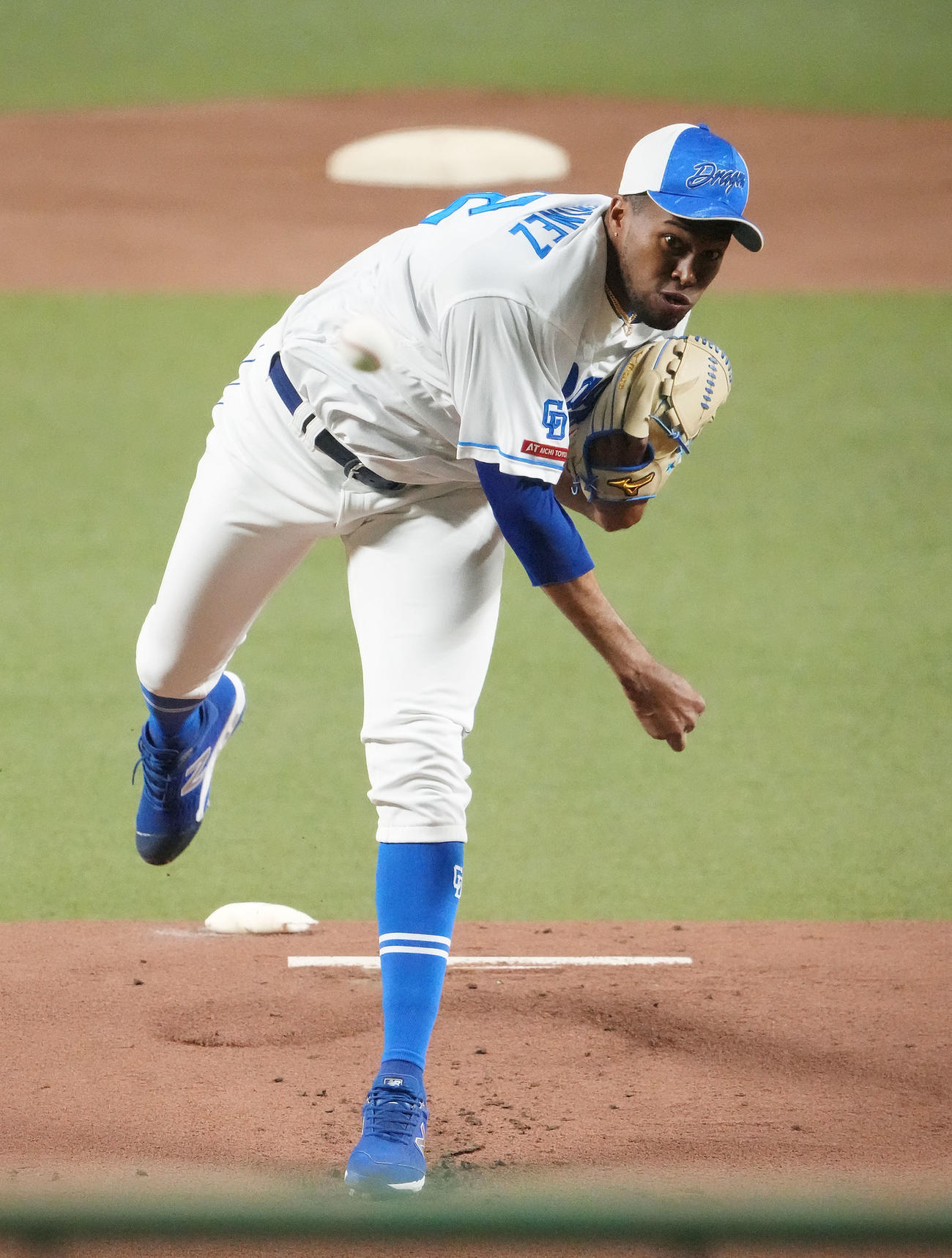 シート打撃練習に登板するマルティネス（撮影・森本幸一）
