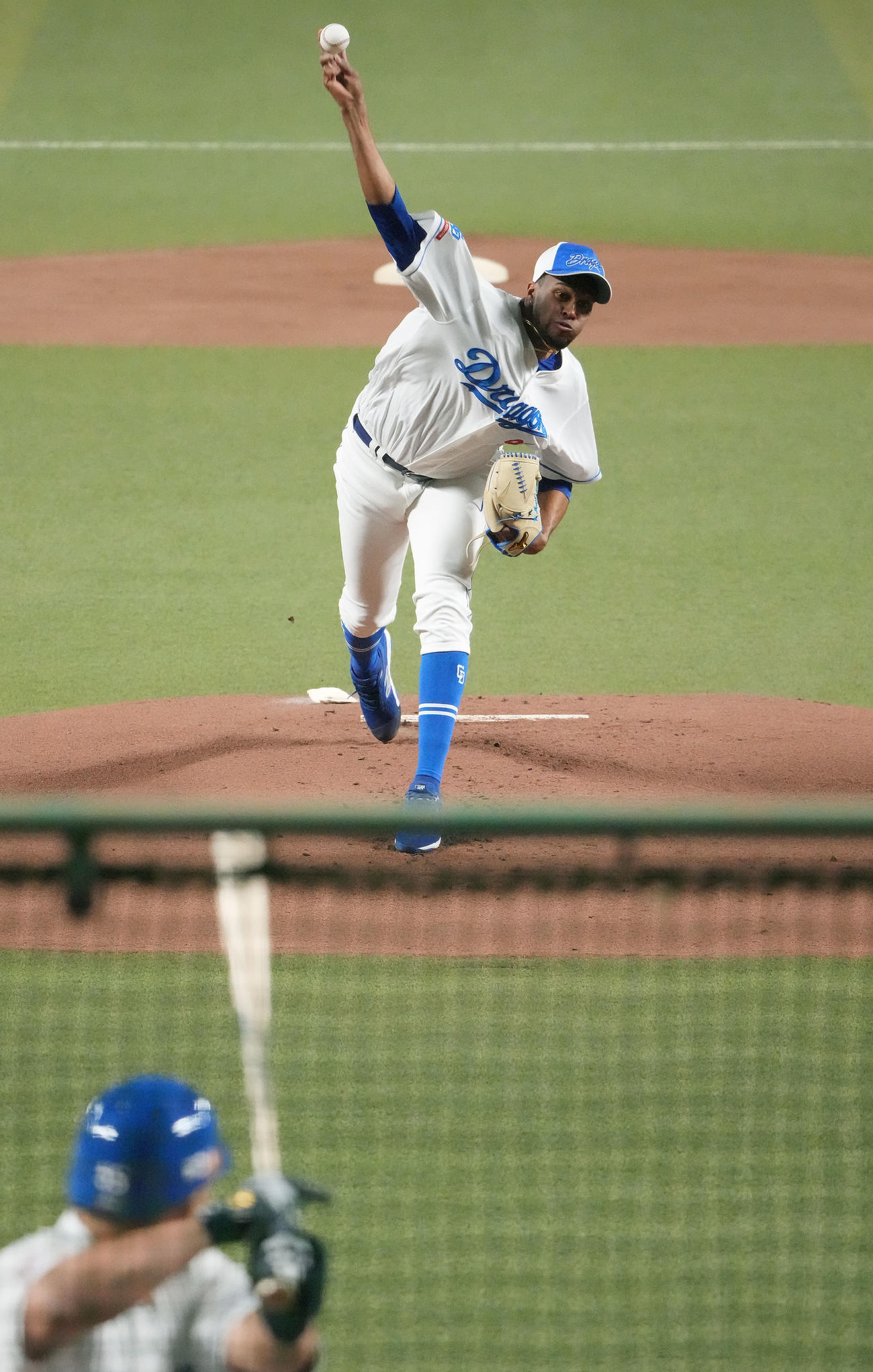 シート打撃練習に登板するマルティネス（撮影・森本幸一）