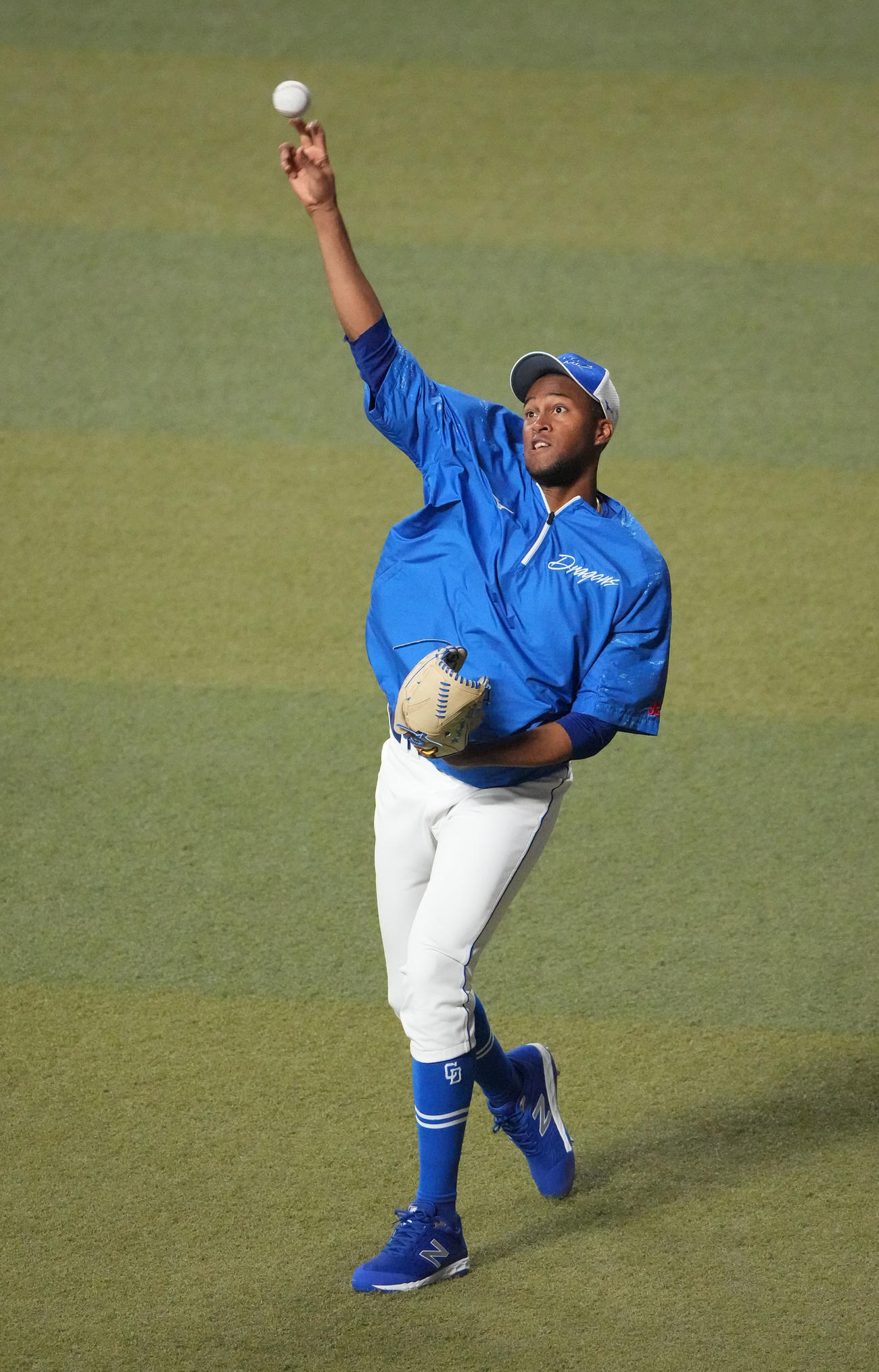 キャッチボールをするマルティネス（撮影・森本幸一）