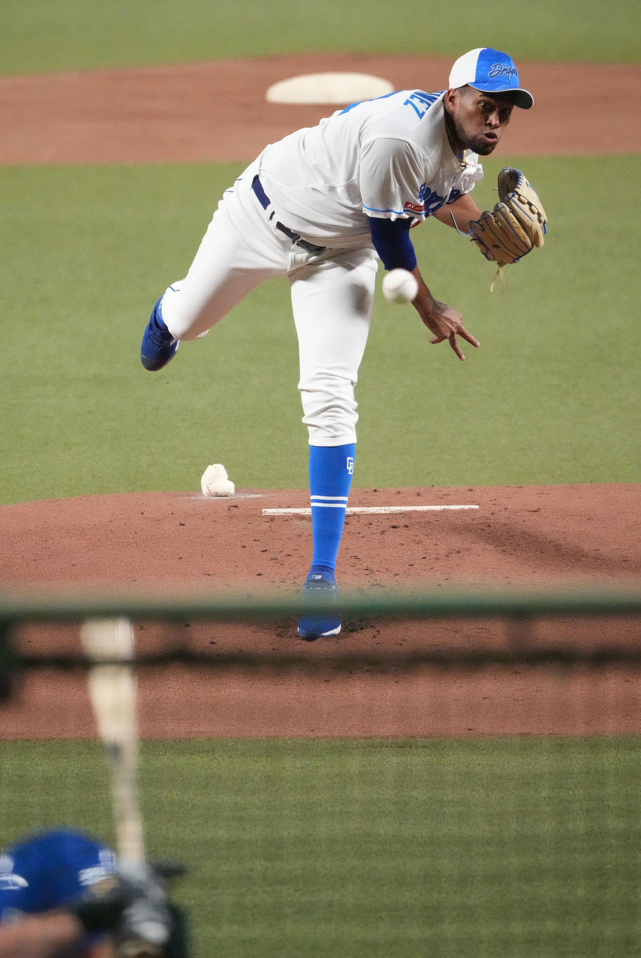シート打撃練習に登板するマルティネス（撮影・森本幸一）