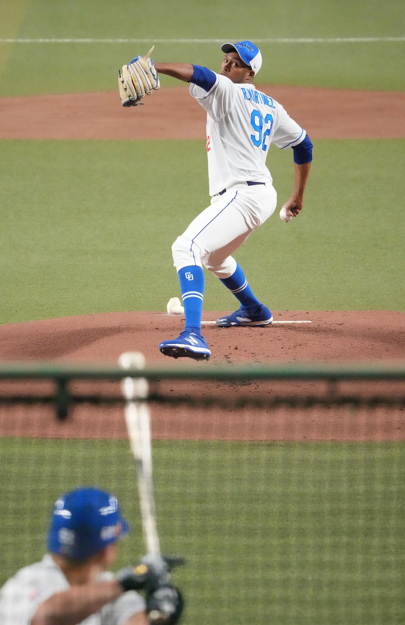 シート打撃練習に登板するマルティネス（撮影・森本幸一）