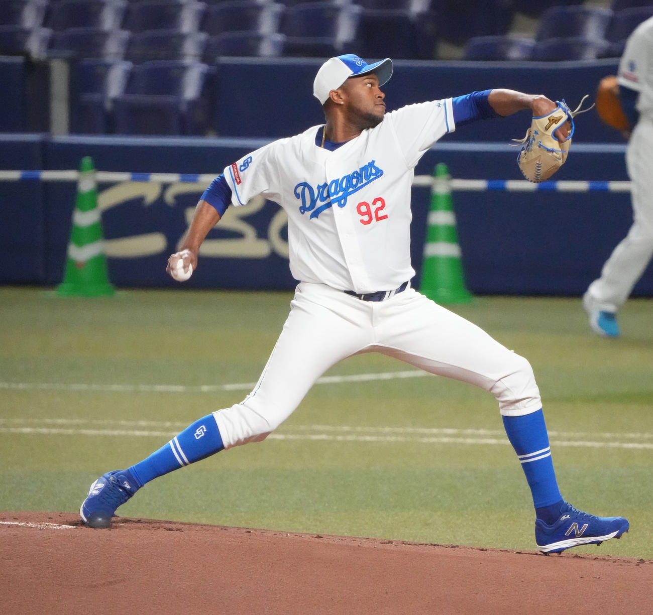 シート打撃練習に登板するマルティネス（撮影・森本幸一）