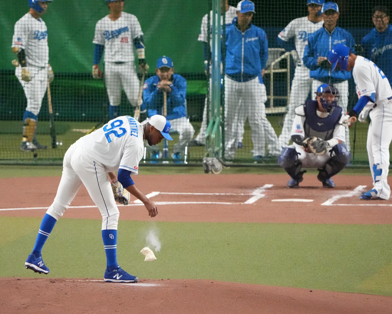ケース打撃練習に登板するマルティネス（手前）打者は石川昂（撮影・森本幸一）