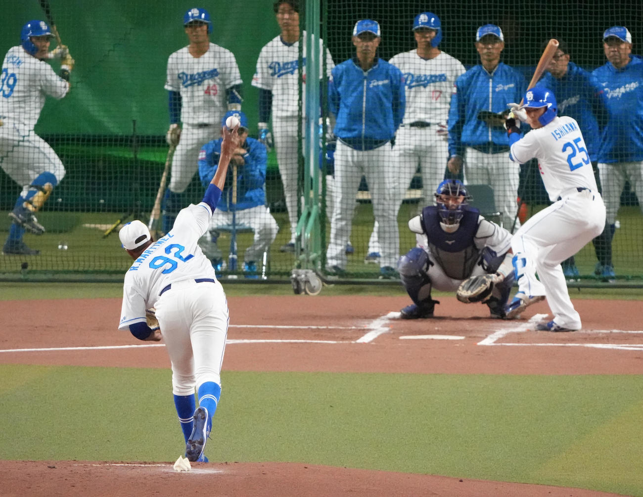 ケース打撃練習に登板するマルティネス（手前）打者は石川昂（撮影・森本幸一）