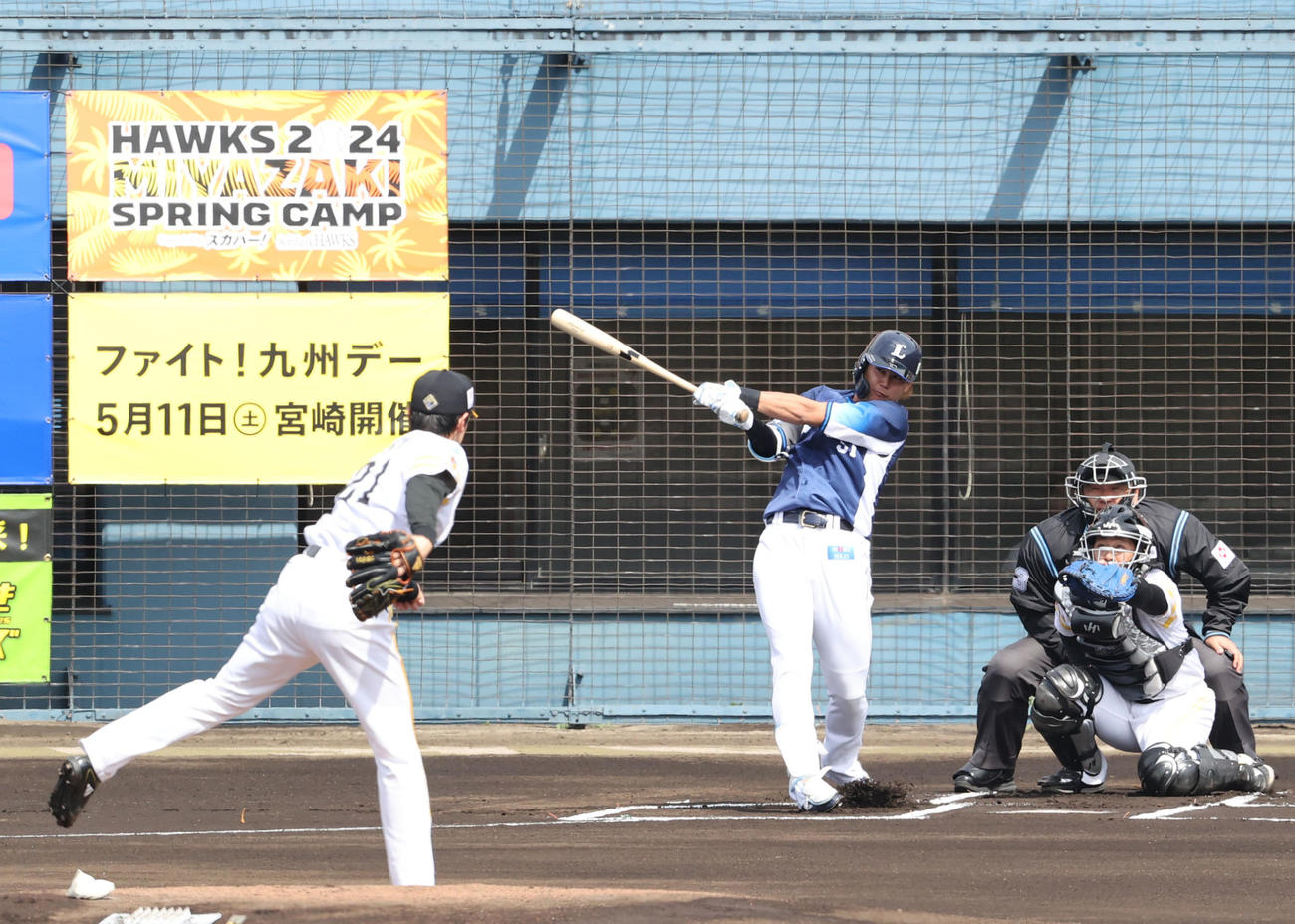 ソフトバンク対西武　1回表西武無死、西川は右越えに先制本塁打を放つ（撮影・梅根麻紀）