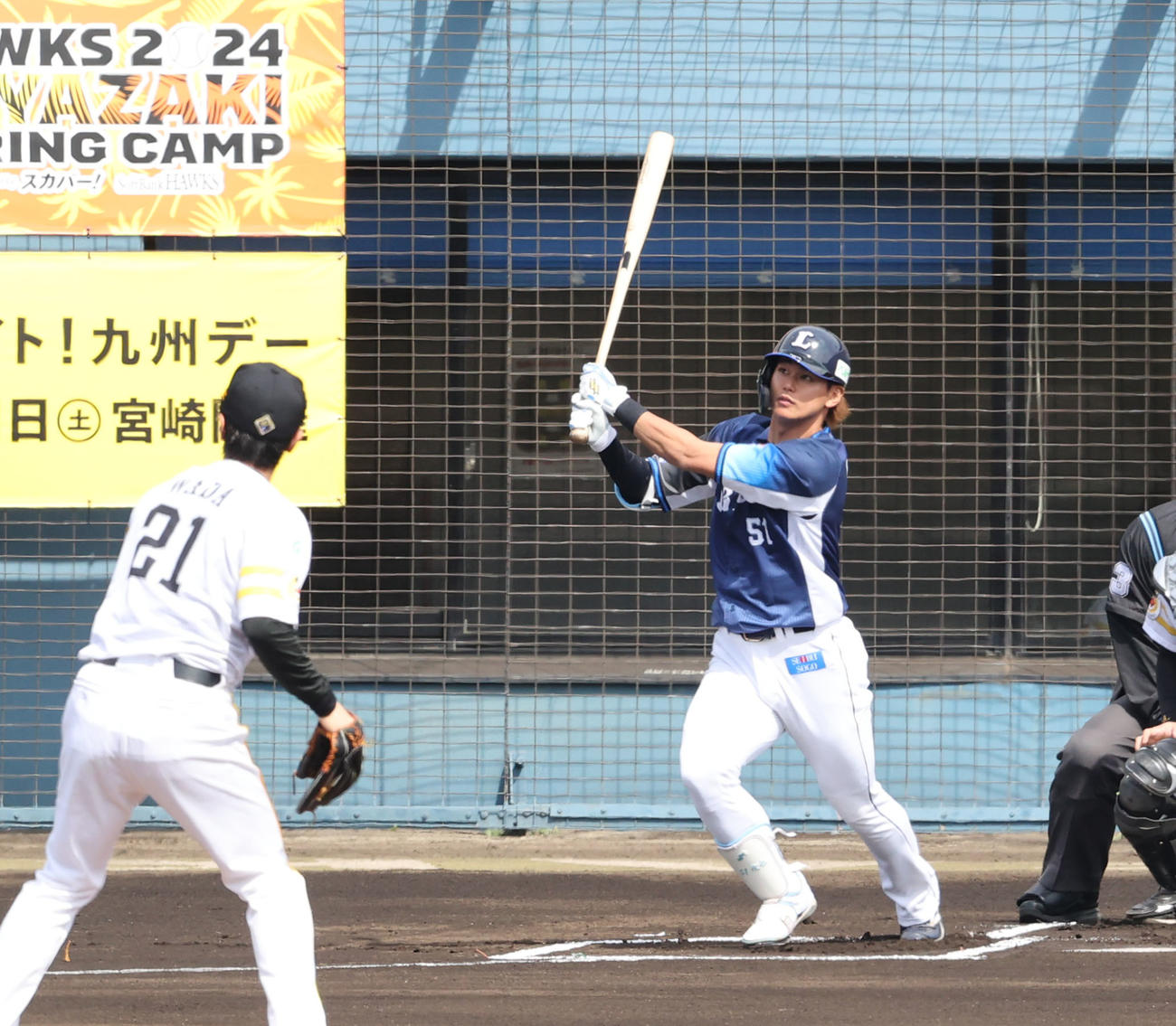 ソフトバンク対西武　1回表西武無死、西川は右越えに先制本塁打を放つ（撮影・梅根麻紀）