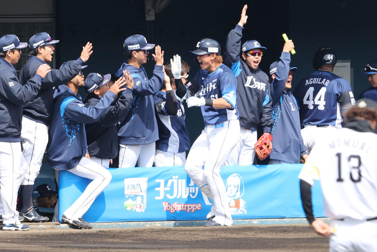 ソフトバンク対西武　1回表西武無死、西川は右越えに先制本塁打を放つ（撮影・梅根麻紀）