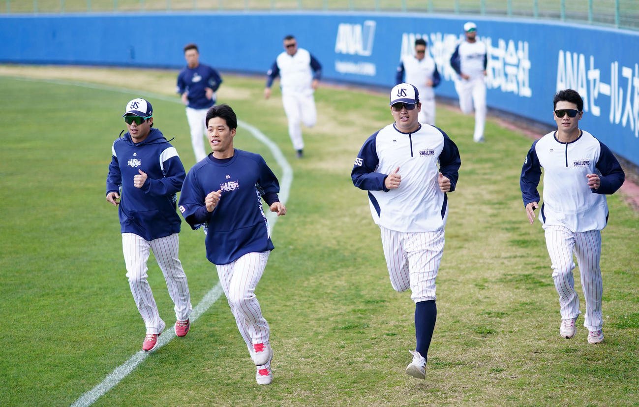 ダッシュをする、左からヤクルト山田、塩見、村上、西川（撮影・横山健太）
