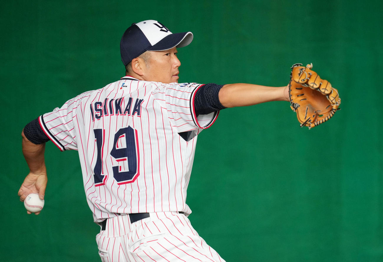 キャンプ最終日、ブルペンで投球練習するヤクルト石川（撮影・横山健太）